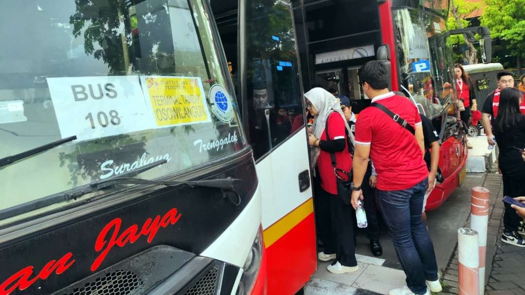 Suporter saat mengantre untuk menggunakan shuttle bus di Terminal Osowilangon, Surabaya, Jumat 10 November 2023. (Foto: Fariz Yarbo/Ngopibareng.id)