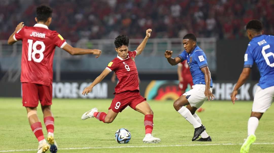 Pemain Timnas, Kafiatur Rizky saat mencoba melepas tendangan ketika melawan Ekuador pada pertandingan grup A Piala Dunia U-17 di Stadion Gelora Bung Tomo, Surabaya, Jumat 10 November 2023. (Foto: LOCWCU17/BRY)