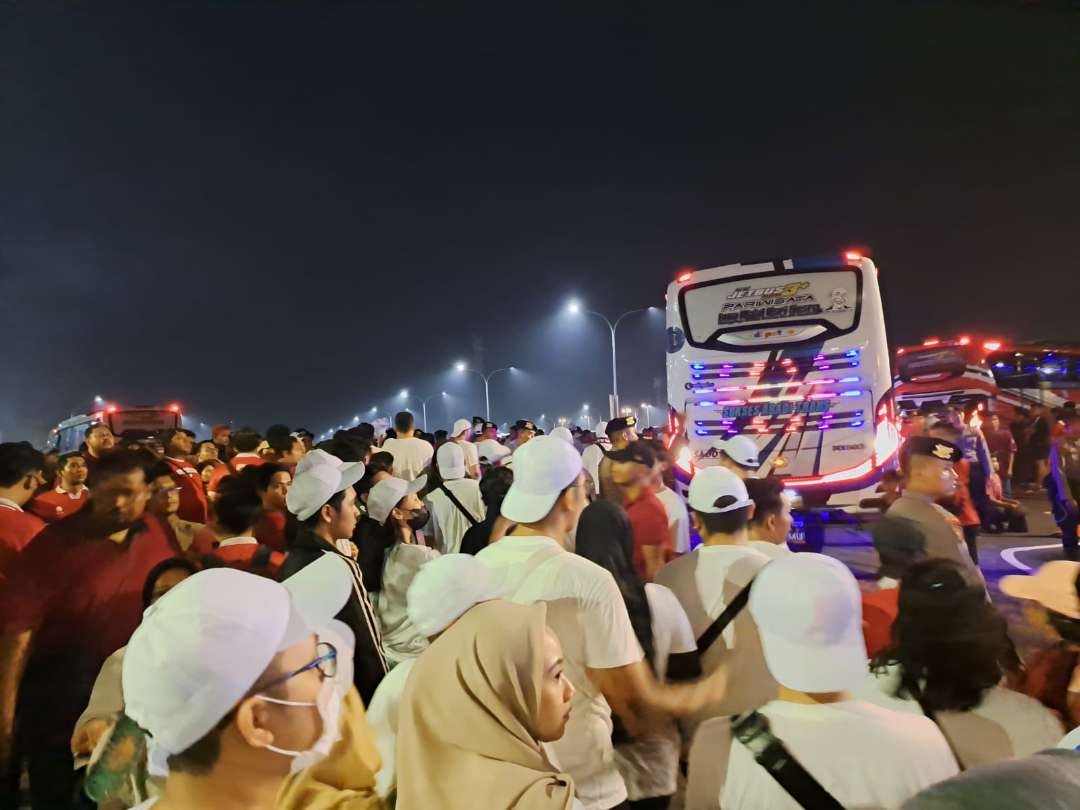 Suporter asing maupun Indonesia saling berebut shuttle untuk pulang ke penginapan. (Foto: Pita/Ngopibareng.id)