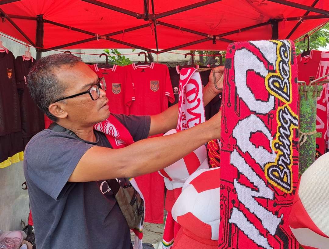 Dandan penjual Jersey asal Bandung yang sedang berjualan di depan Stadion GBT Surabaya. (Foto: Pita Sari/Ngopibareng.id)