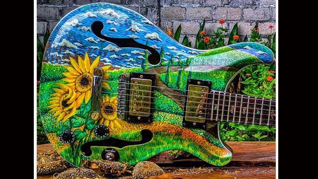 karya Tiok, "Bunga Matahari Mekar Dipagi Hari", akrilik  di atas electric guitar. (Foto:Ngopibareng.Id/WN)
