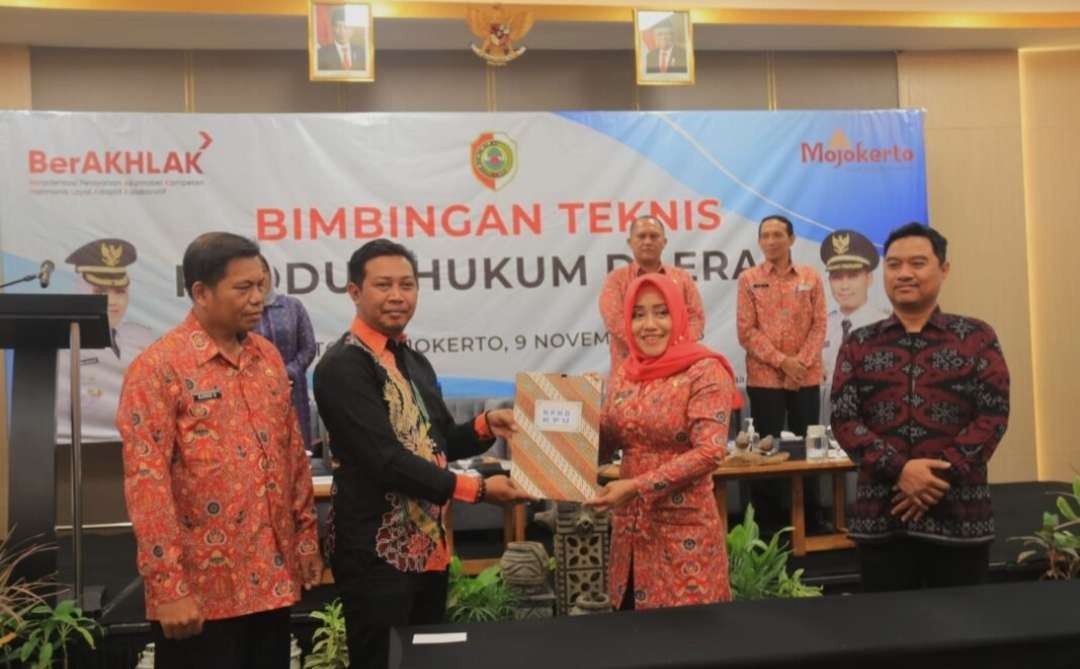 Pemkab, KPU dan Bawaslu Mojokerto telah menandatangani perjanjian hibah.(Foto: Istimewa)