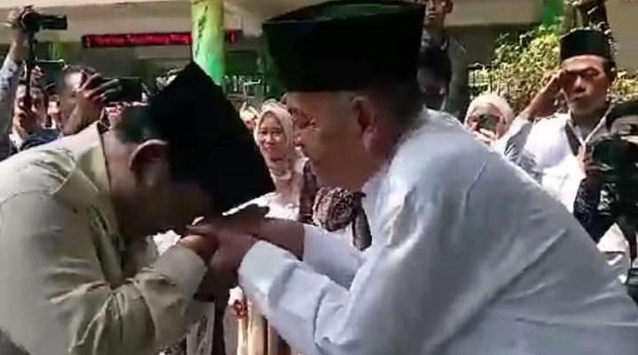 Calon Presiden Letjen TNI (purn) Prabowo Subianto saat disambut pimpinan Ponpes Sunan Drajat, Lamongan KH Abdul Ghofur. (Foto: Istimewa)