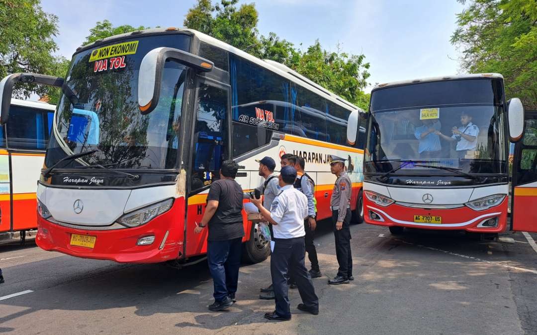 Shuttle bus yang mengangkut penumpang Piala Dunia U-17 ke GBT dari depan Balai Kota. (Foto: Pita Sari/Ngopibareng.id)