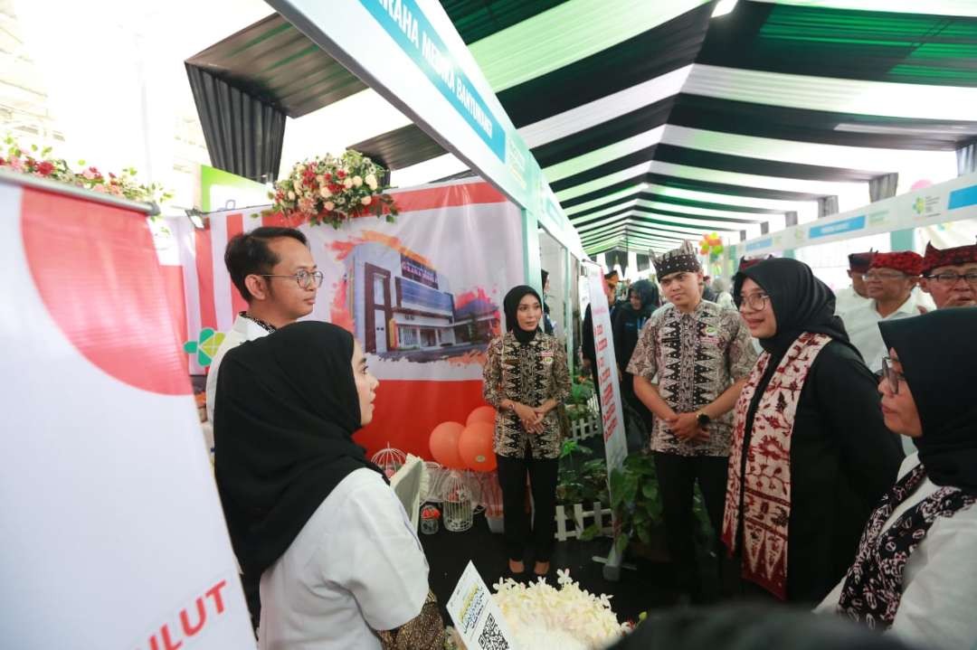 Bupati Banyuwangi Ipuk Fiestiandani melihat pameran falam rangka HKN (foto: Humas Pemkab Banyuwangi)