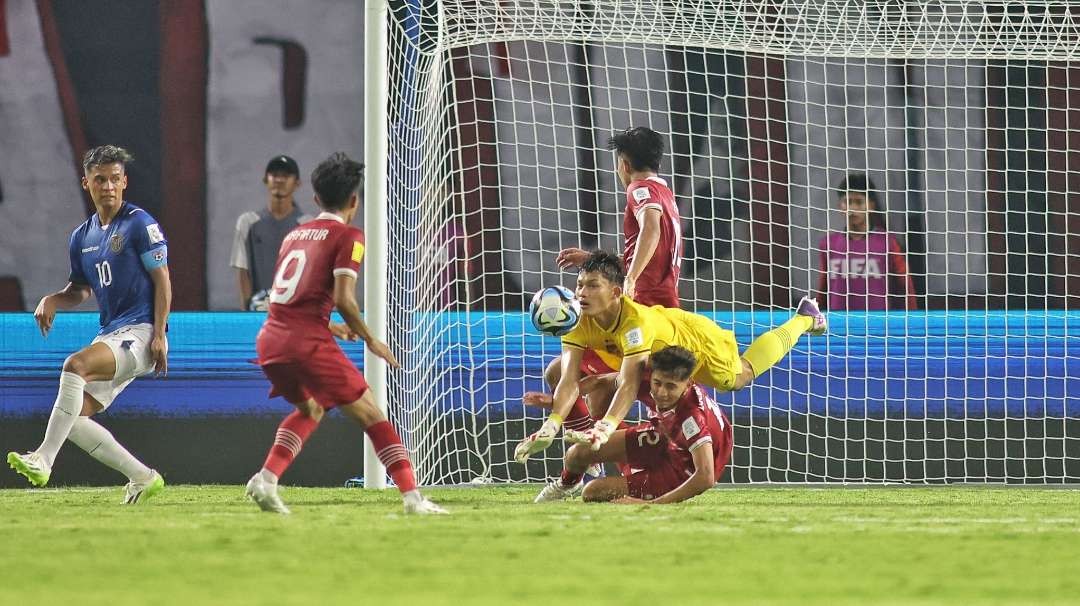 Pemain Timnas Indonesia jatuh bangun mengamankan bola saat melawan Ekuador, pada laga grup A Piala Dunia U-17 di Stadion Gelora Bung Tomo, Surabaya, Jumat 10 November 2023 malam. (Foto: LOC WCU17/BRY)