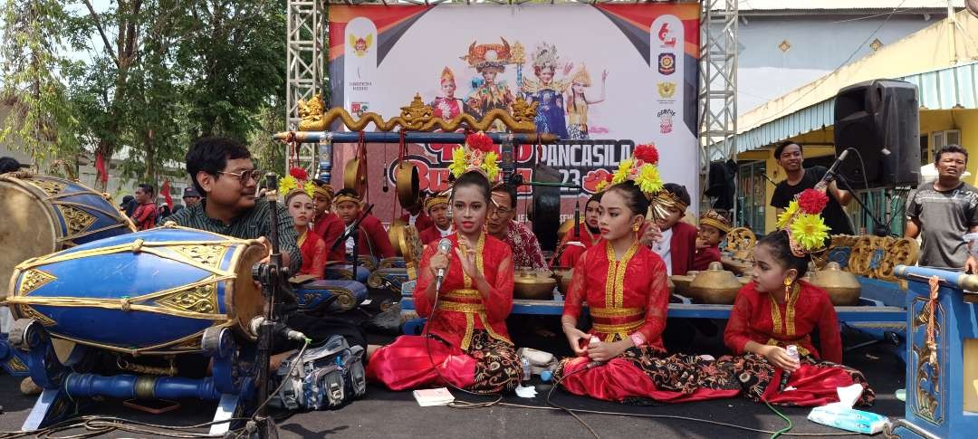 Pelaksanaan kegiatan Kirab Budaya Pancasila 2023 di Kediri berlangsung semarak. (Foto: Fendi Lesmana/Ngopibareng.id)