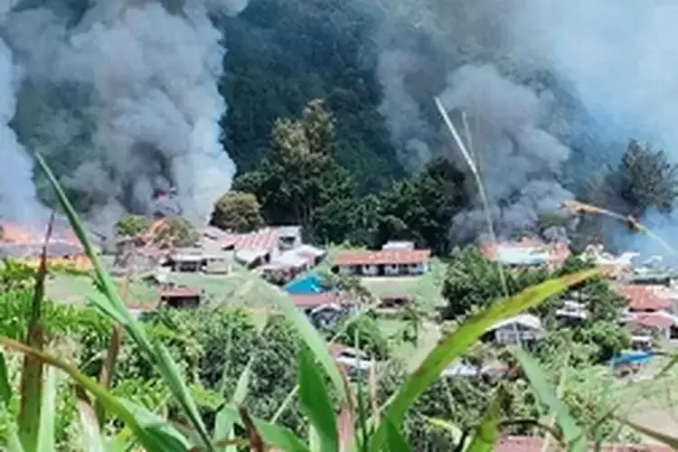 KKB melakukan pembakaran gedung SMPN1 Gome, Kabupaten Puncak, Papua Tengah. (Foto: Ilustrasi)