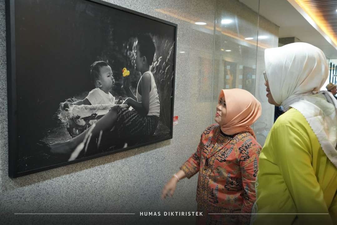 Sekretaris Ditjen Diktiristek, Tjitjik Srie Tjahjandarie melihat salah satu karya seni PTSI, yang dipamerkan di Gedung Diktiristek. (Foto: Asmanu Sudharso/Ngopibareng.id)