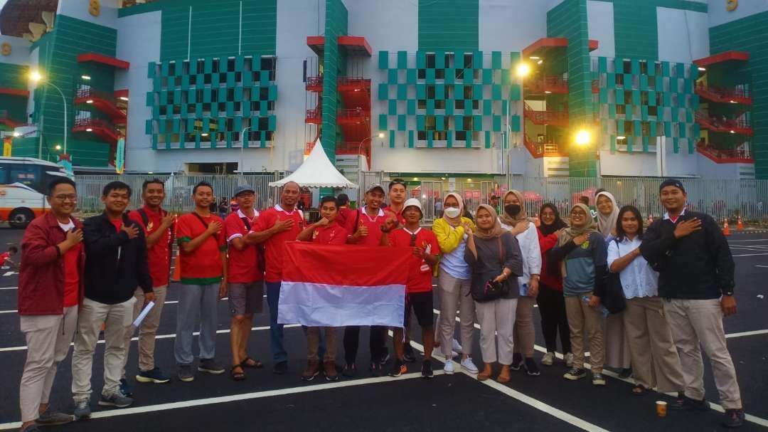 Karyawan SIER ikut meramaikan gelaran Piala Dunia U-17 di Stadion Gelora Bung Tomo, Surabaya. (Foto: Istimewa)