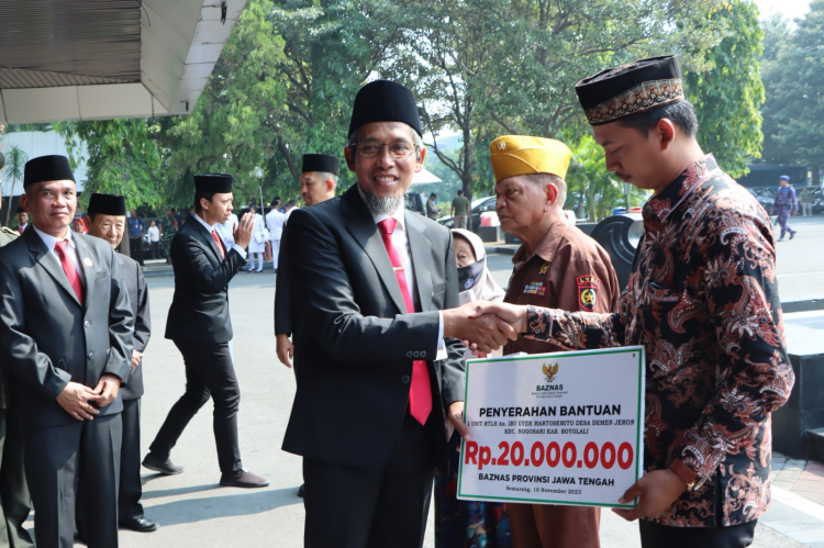 Sekretaris Daerah Provinsi Jawa Tengah, Sumarno menyerahkan secara simbolis bantuan untuk veteran, Jumat 10 November 2023. (Foto: Humas Jateng)