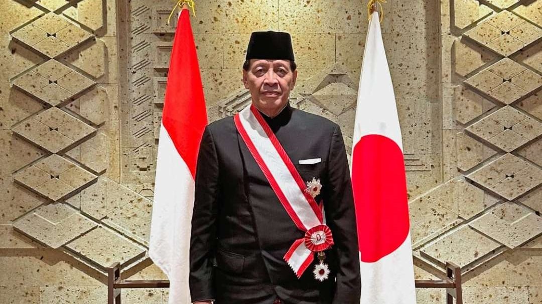 Dr. Noer Hassan Wirajuda, Menlu RI periode 2002-2009, menerima penganugerahan bintang tanda jasa tertinggi Pemerintah Jepang The Grand Cordon of the Order of the Rising Sun. (Foto: KBRI Tokyo)