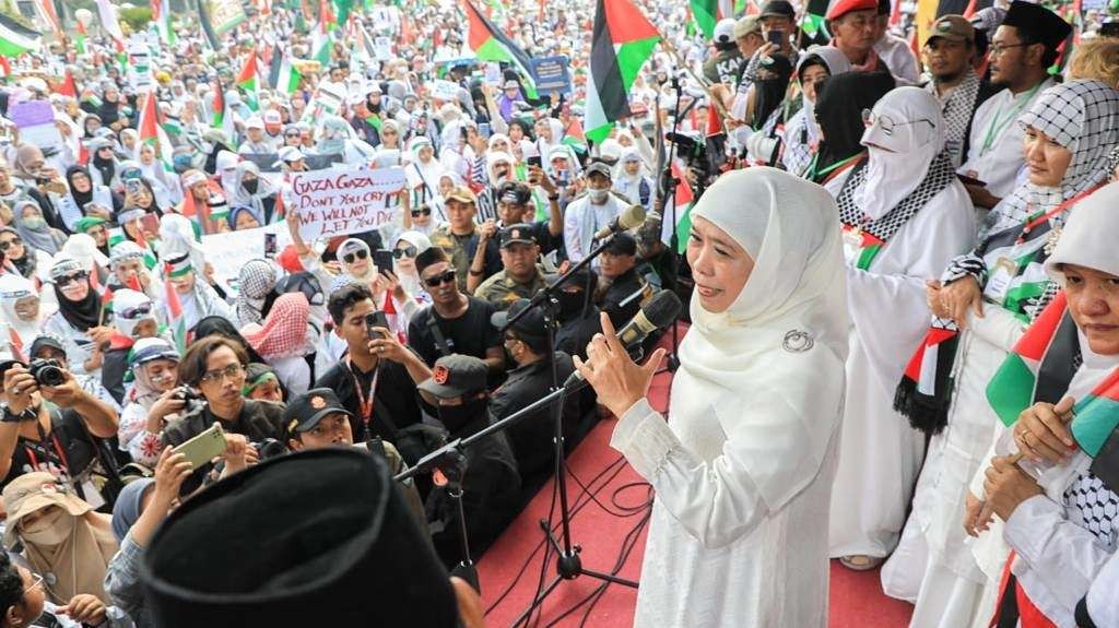Gubernur Jatim, Khofifah Indar Parawansa saat mengikuti Aksi Bela Palestina di depan Gedung Negara Grahadi, Surabaya, Minggu 12 November 2023. (Foto: Istimewa)