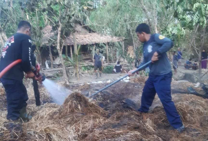 Petugas Damkar Korwil Nimbang, Lamongan saat memadamkan api (Foto : Istimewa)