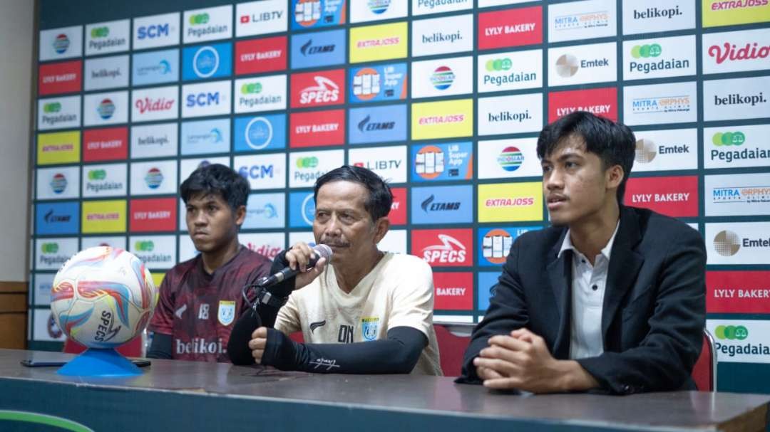 Head coach Persela, Djajang Nurjaman konferensi pers menghadapi PSCS di Liga 2. (Foto: Imron Rosidi/Ngopibareng.id)