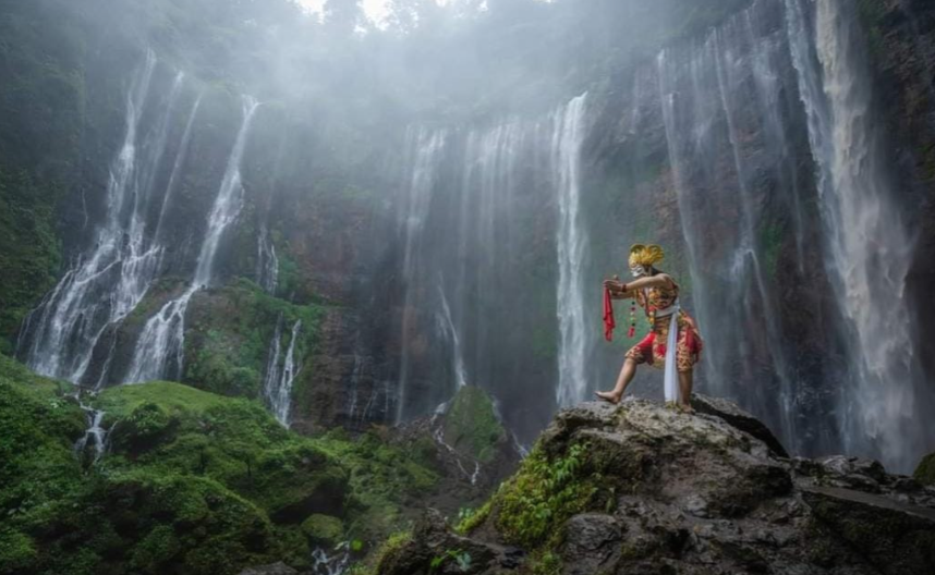 Wisatawan dari Asia Tenggara lebih banyak mengagumi keindahan air terjun Tumpak Sewu, di Kecamatan Pronojiwo, Lumajang. (Foto: Dinas Pariwisata Lumajang)