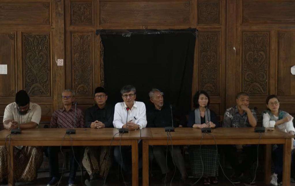 Sejumlah tokoh nasional beda iman curhat ke Gus Mus terkait situasi politik Indonesia yang tidak baik-baik saja. (Foto: Istimewa)