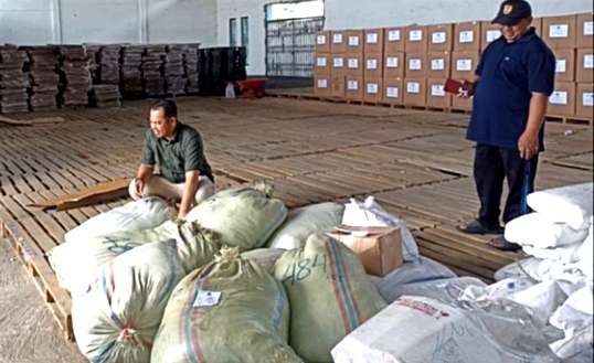 Logistik 6.750 bilik suara Pemilu 2024 kiriman KPU RI disimpan di gudang penyimpanan KPU Situbondo.(Foto: Humas KPU Situbondo)