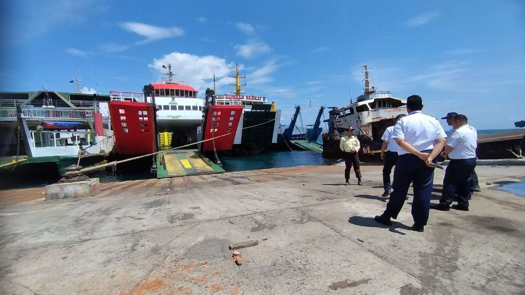 Petugas dari ASDP Ketapang dan BPTD Ketapang bersiap melakukan uji coba sandar kapal LDF di dermaga Bulusan (foto: Muh Hujaini/Ngo[ibareng.id)
