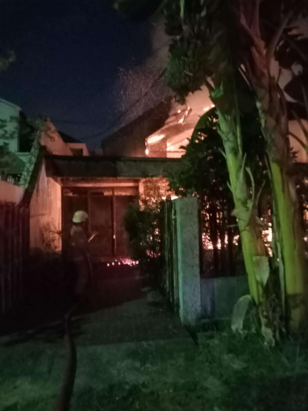Pemadaman yang dilakukan oleh petugas pemadam kebakaran terhadap rumah di kawasan Kertajaya Indah, Mulyorejo, Selasa, 14 November 2023. (Foto: Dinas Pemadam Kebakaran dan Penyelamatan (DPKP) Surabaya)
