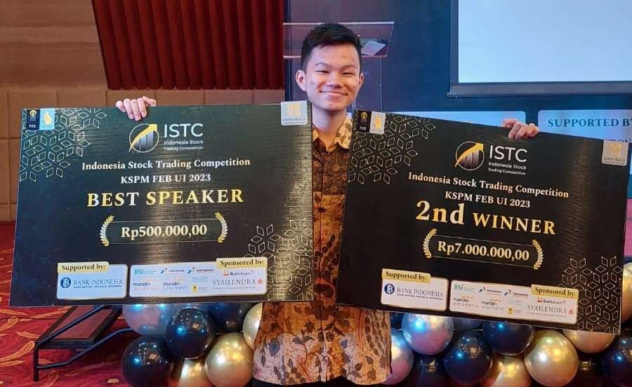 Mahasiswa Fakultas Bisnis dan Ekonomika Universitas Surabaya (Ubaya), Marco Antonio Jose Yohanes, berhasil meraih juara dua pada perlombaan nasional Indonesia Stock Trading Competition (ISTC). (Foto: dok Ubaya)
