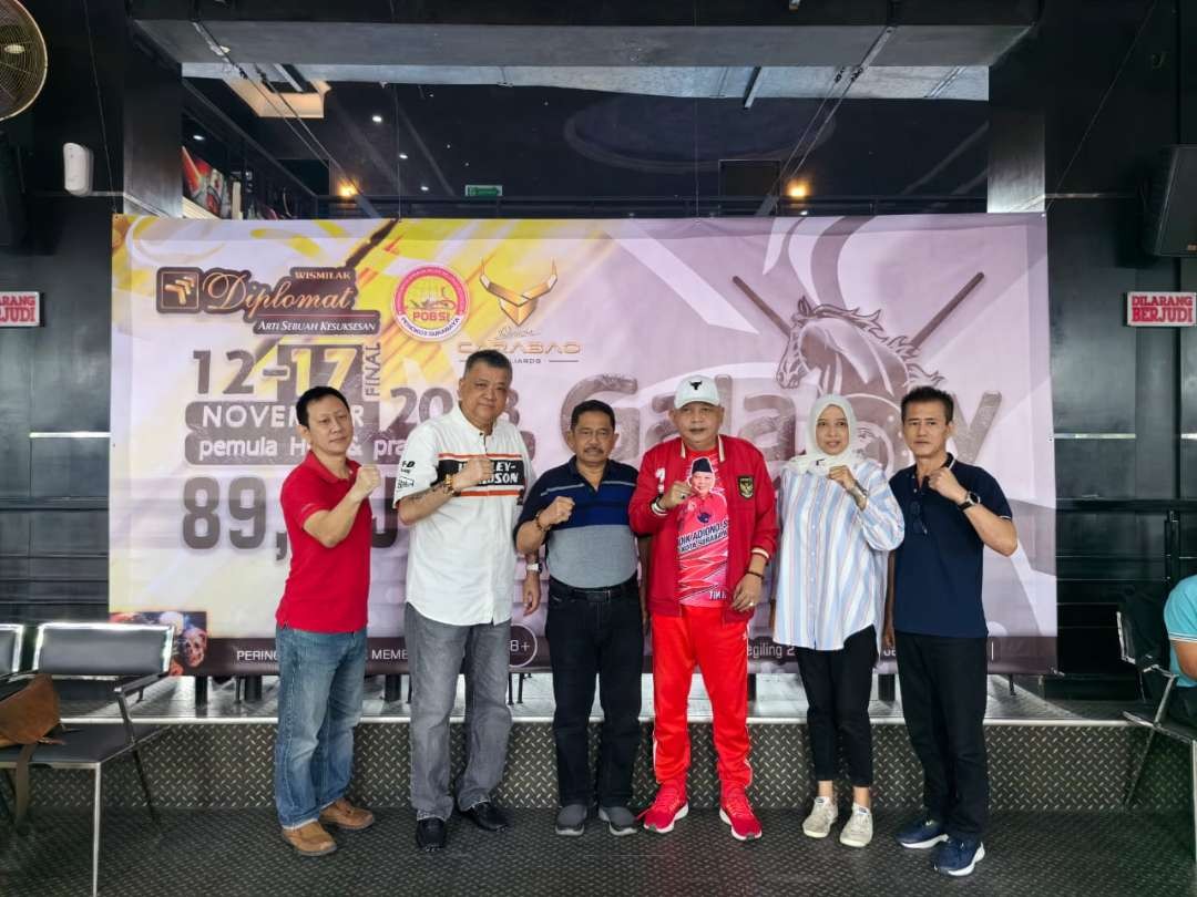 Owner Galaxy Pool & Karaoke Wahjoedi HS Basuki (dua dari kiri), Ketua Koni Surabaya Hoslih Abdullah, Ketua Pobsi Tri Didik Adiono, beserta dewan juri foto bersama usai pembukaan. (Foto: Istimewa)