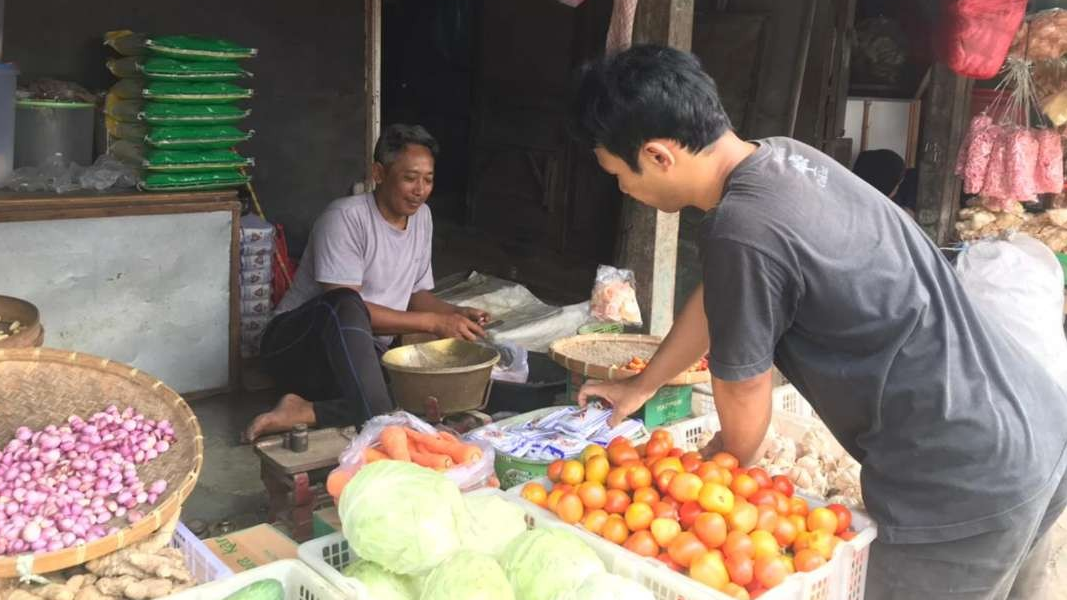 Sodiq salah satu penjual  sayur mayur dan kebutuhan pokok di Pasar Templek Kota Blitar, Selasa 14 Nopember 2023. (Foto: Choirul Anam/Ngopibareng.id)