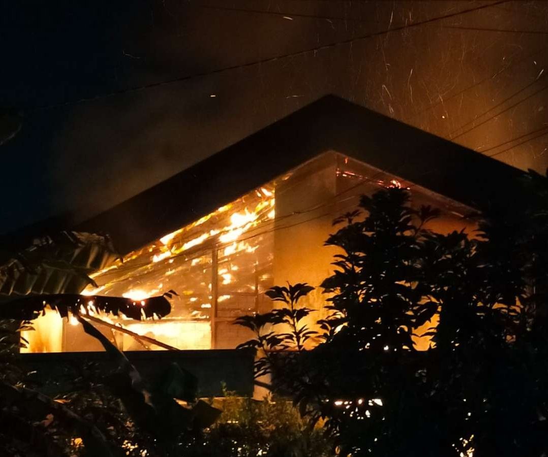 Kebakaran rumah yang terjadi di Jalan Kertajaya Indah, Mulyorejo, pada Selasa, 14 November 2023 dini hari. (Foto: Dinas Pemadam Kebakaran dan Penyelamatan (DPKP) Surabaya)