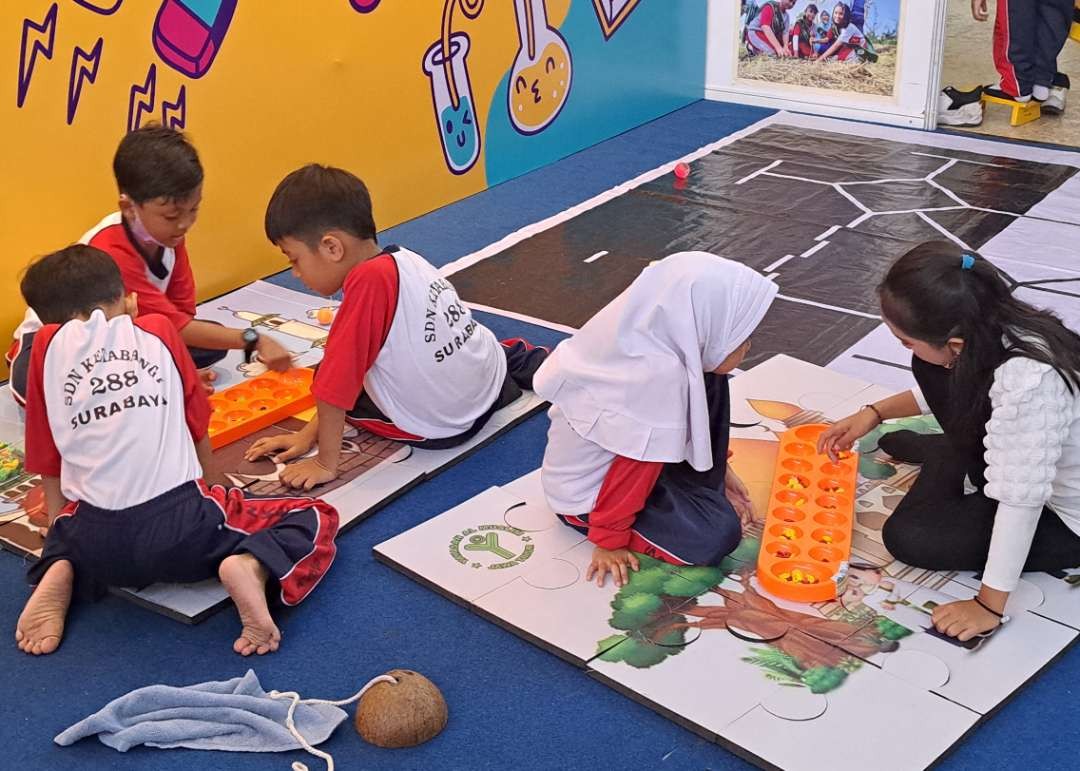 Anak-anak saat bermain permainan tradisional dalam penandatanganan Rencana Kerja Tahunan (RKT) Program CFCI United Nations Children’s Fund (Unicef) dengan Pemerintah Kota (Pemkot) Surabaya. (Foto: Pita Sari/Ngopibareng.id)