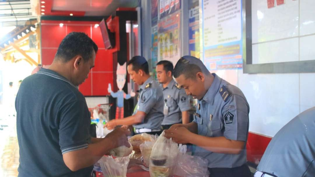 Petugas Lapas Banyuwangi sedang memeriksa makanan titipan pengunjung. (Foto: Istimewa)