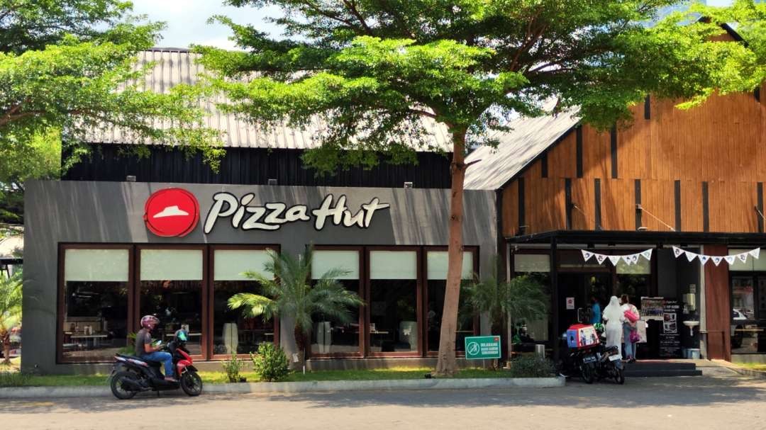 Pizza Hut di Surabaya juga masuk daftar boikot produk afiliasi Israel. (Foto: Fariz Yarbo/Ngopibareng.id)