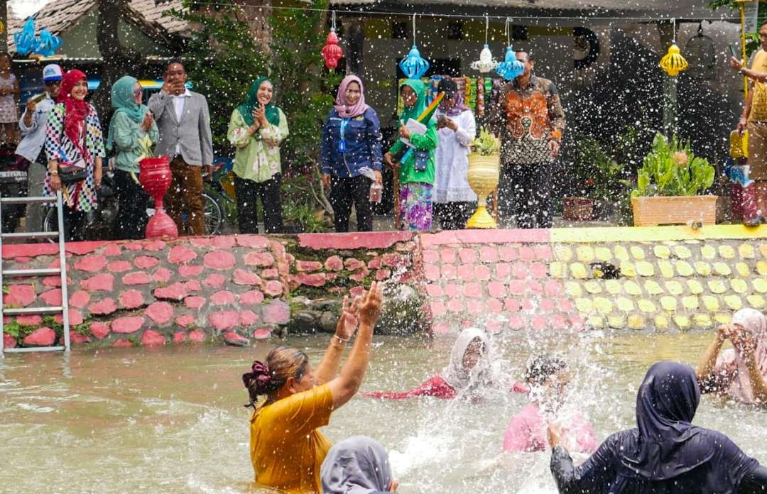 Emak-emak di Sidoarjo menikmati kebersihan sungai kandidat pemenang lomba Sido Resik. (Foto: Aini Arifin/Ngopibareng.id)