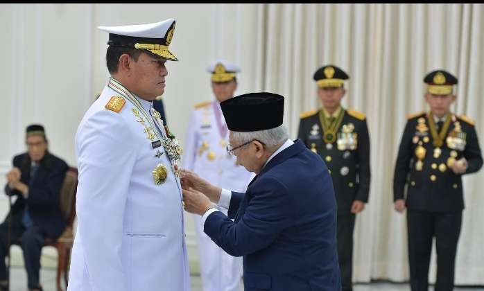 Wakil Presiden (Wapres) K.H. Ma’ruf Amin menyematkan Tanda Kehormatan Bintang Yudha Dharma Utama kepada Panglima Tentara Nasional Indonesia (TNI), Laksamana TNI Yudo Margono ( foto: Setwapres)