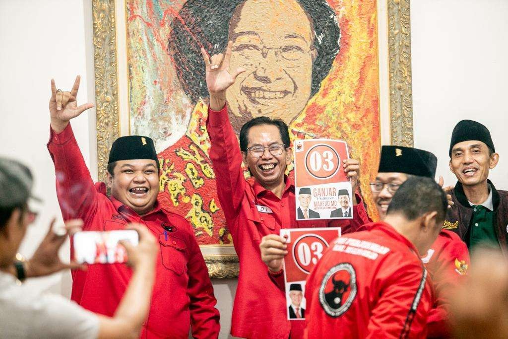 Ketua DPC PDIP Perjuangan Kota Surabaya Adi Sutarwijono bersama kader banteng dan relawan Ganjar-Mahfud mengacungkan tiga jari saat Ganjar Pranowo membuka undian nomor di Pilpres 2024 mendatang. (Foto: PDIP Perjuangan Kota Surabaya)