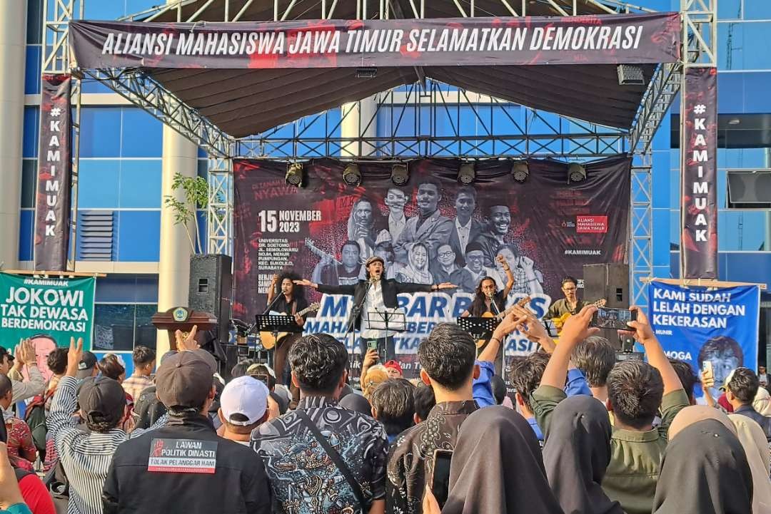 Aliansi Mahasiswa Jawa Timur bersama BEM Unitomo mewadahi suara mahasiswa dan masyarakat dalam menyuarakan kebebasan demokrasi. (Foto: Pita Sari/Ngopibareng.id)