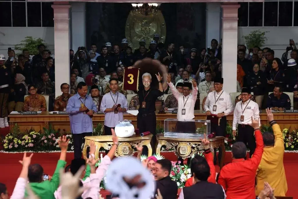 Ganjar Pranowo dan Mahfud MD usai pengumuman nomor urut. Ia juga menyampaikan bahwa demokrasi Indonesia sedang tidak baik-baik saja. (Foto: Tim Media Ganjar Pranowo)