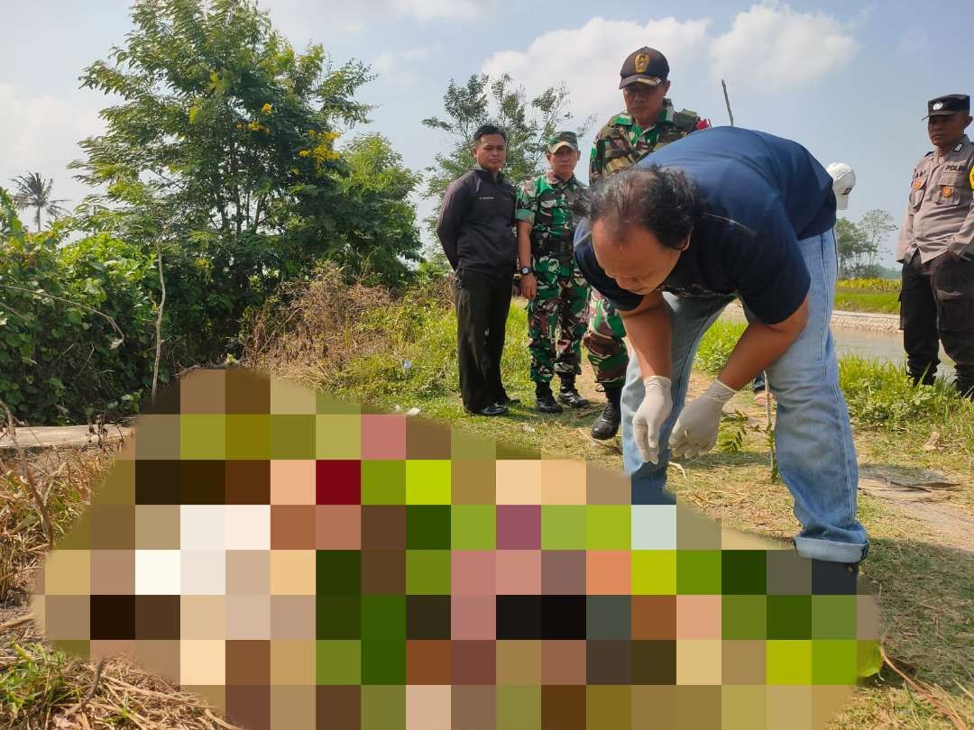 Polisi saat melakukan olah TKP dugaan pembunuhan seorang wanita paruh baya di Desa Keting, Kecamatan Jombang (Foto: Dok Polsek Jombang)