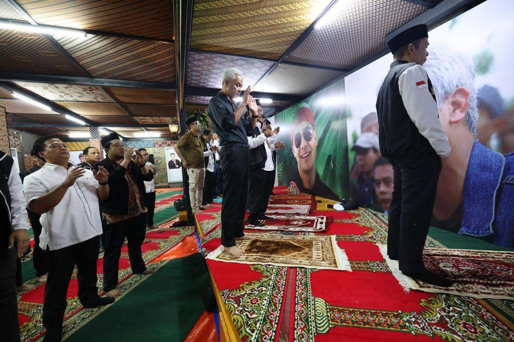 Doktor Ahli Tafsir sekaligus Wakil Ketua Tim Pemenangan Nasional (TPN) Ganjar-Mahfud, TGB Zainul Majdi memanjatkan doa khusus untuk keduanya. (Foto: Dok TPN Ganjar-Mahfud)