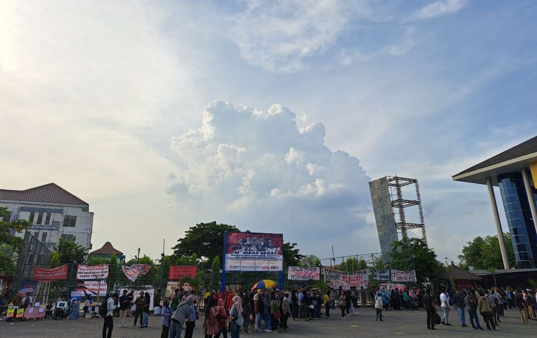 Suasana mendung yang terjadi di Kota Surabaya, akhir-akhir ini. (Foto ilustrasi: Pita Sari/Ngopibareng.id)