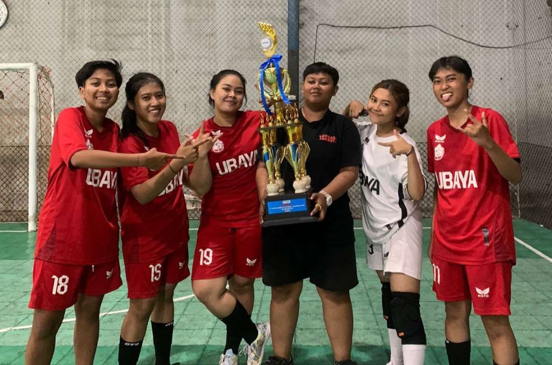 Tim futsal putri Universitas Surabaya (Ubaya) berhasil meraih juara satu pada turnamen futsal yang diselenggarakan oleh Asosiasi Futsal Kota Surabaya. (Foto: Dokumentasi Ubaya).