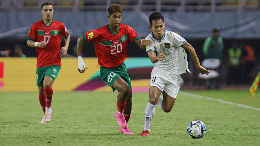 Pemain Timnas U-17, Riski Afrisal mencoba melewati penjagaan pemain Maroko. (Foto: LOCWCU17/NFL)