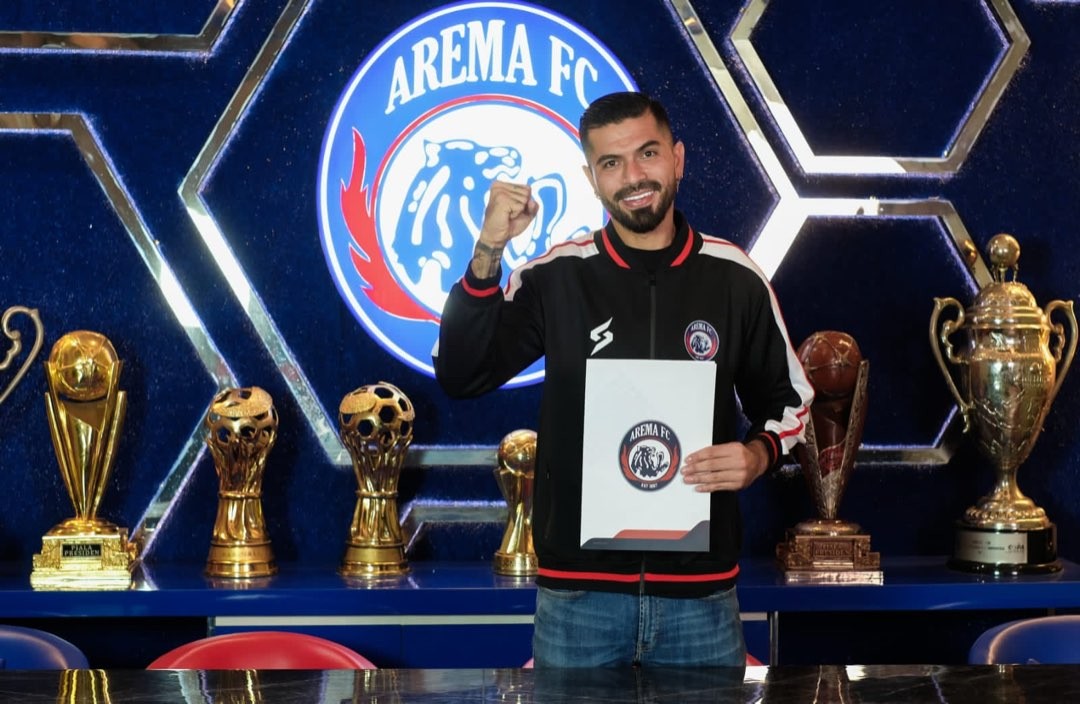 Pemain asing baru Arema FC, Julian Guevara saat diperkenalkan manajemen ke publik. (Foto: Media Officer Arema FC)