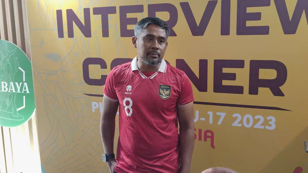 Ayahanda Arkhan Kaka, Purwanto Suwondo saat ditemui di Information Center Piala Dunia U-17 2023 di Surabaya, Kamis 16 November 2023. (Foto: Fariz Yarbo/Ngopibareng.id)