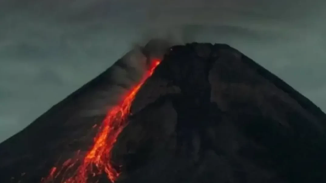 BPPTKG menyebutkan Gunung Merapi mengeluarkan guguran lava 16 kali dengan jarak luncur maksimum 1,5 kilometer, Kamis, 16 November 2023. (Foto: Ant)