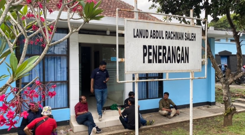 Sejumlah jurnalis tengah menunggu keterangan resmi terkait insiden pesawat tempur di Lanud Abdul Rachman Saleh, Kabupaten Malang, Kamis 16 November 2023. (Foto: Lalu Theo/Ngopibareng.id)