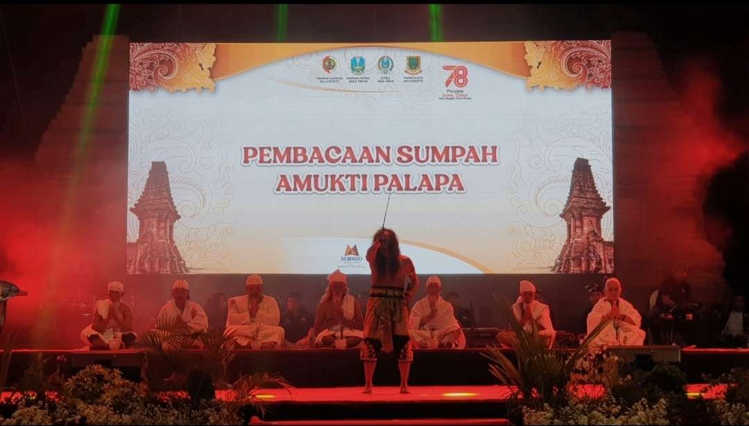 Teatrikal pembacaan Sumpah Amukti Palapa menutup rangkaian Pekan Budaya Majapahit selama sepekan, di Lapangan Raden Wijaya, Kecamatan Prajurit Kulon, Kota Mojokerto, Jawa Timur. (Foto: Deni Lukmantara/Ngopibareng)