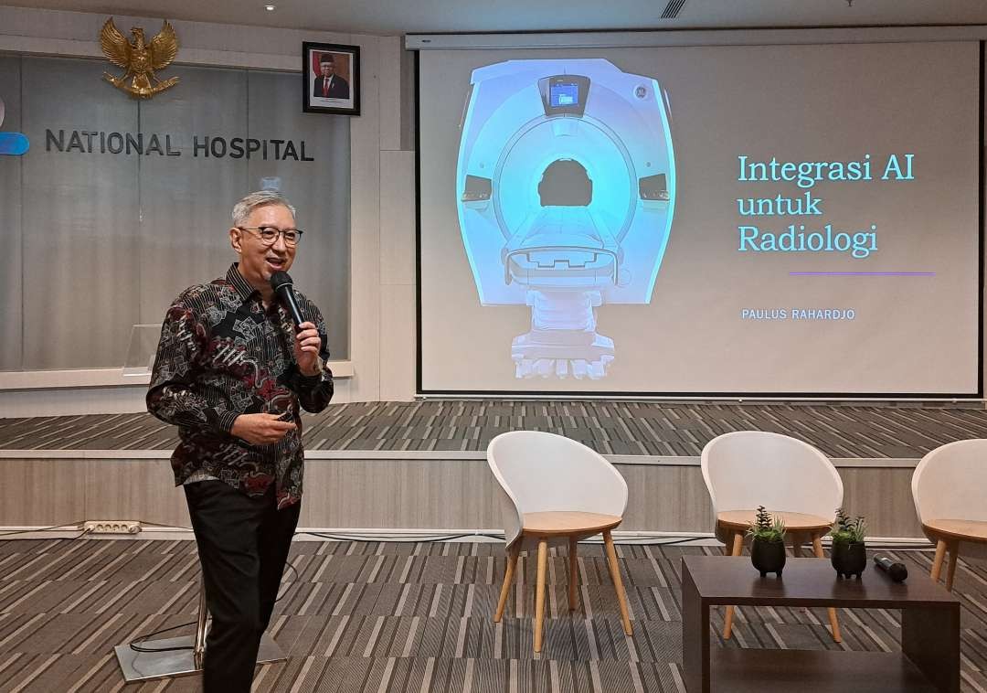 Dr. Paulus Raharjo, SpRad(K), CCD saat menjelaskan mengenai MRI 3T dengan AI. (Foto: Pita Sari/Ngopibareng.id)