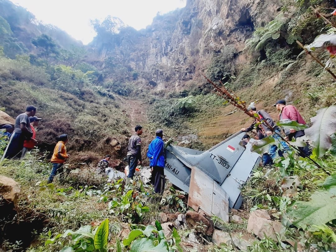 Bangkai pesawat TNI AU yang jatuh di Pasuruan (Foto: Istimewa)