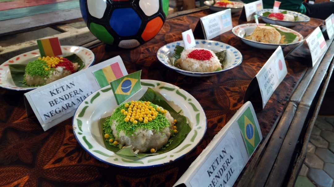 Menu-menu Kedai Ketan Punel bertemakan Piala Dunia U-17. (Foto: Fariz Yarbo/Ngopibareng.id)
