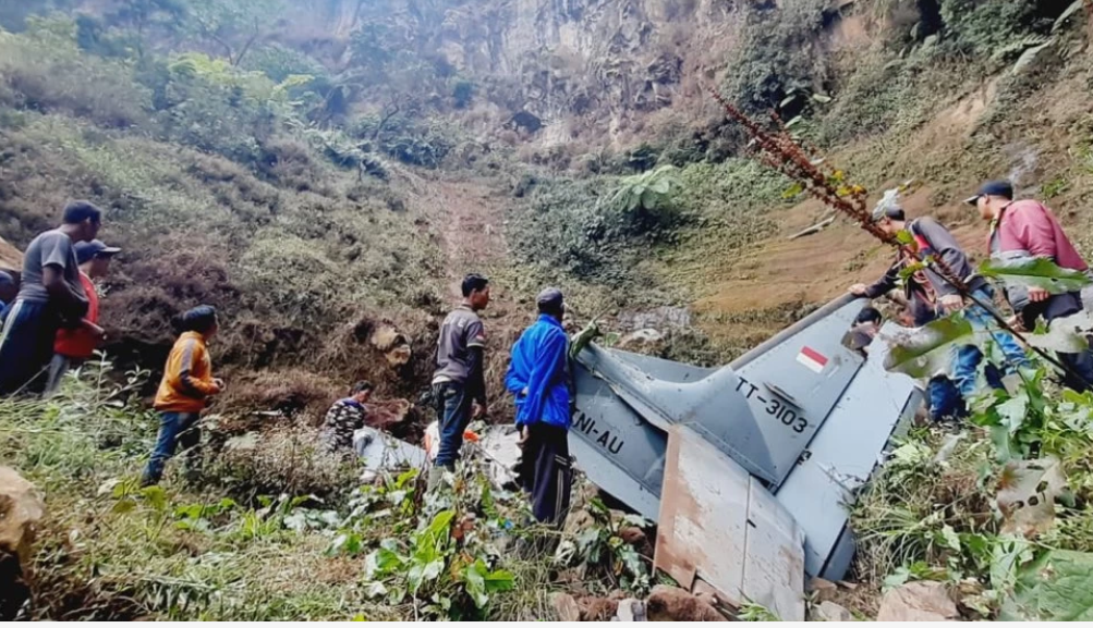 Pesawat latih Super Tucano milik TNI Angkatan Udara jatuh di Pasuruan, Kamis 16 November 2023. (Foto: Ist)